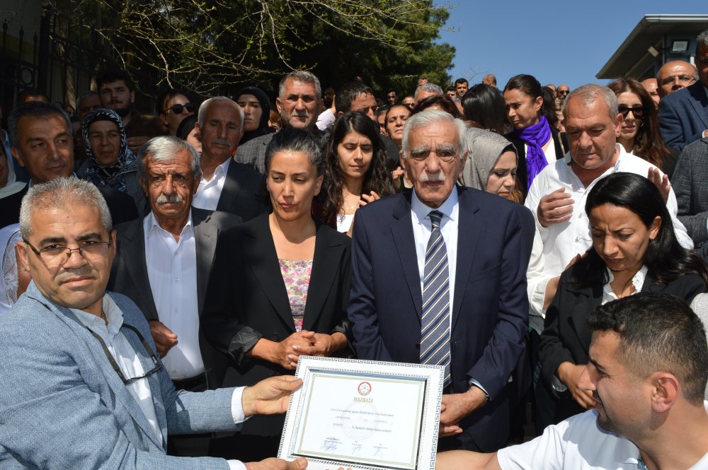 Mardin'de Ahmet Türk mazbatasını aldı, Van için yola çıktı: 'Hukuksuzluk devam ettiği sürece susmayacağız'