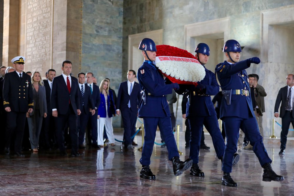 Ekrem İmamoğlu 26 ilçe başkanıyla birlikte Anıtkabir'e ziyaret etti