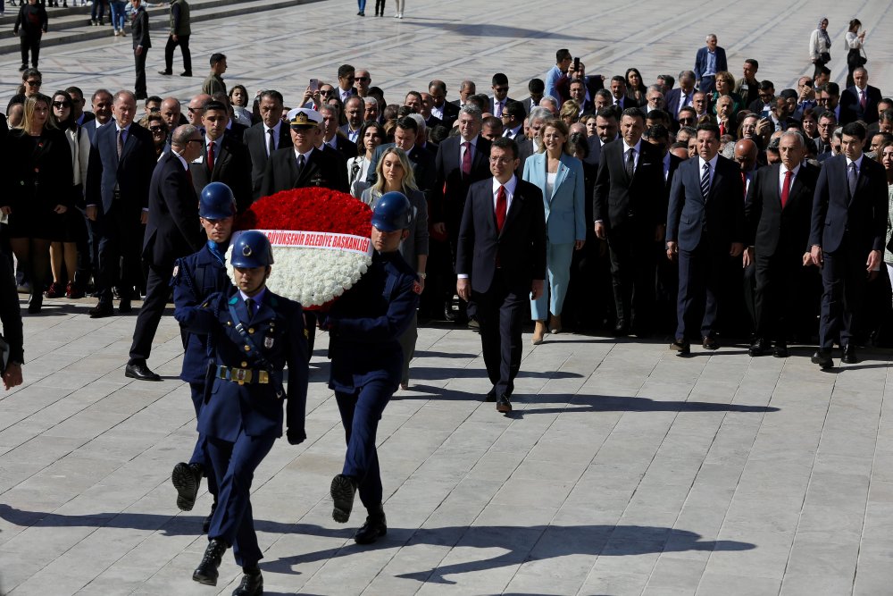 Ekrem İmamoğlu 26 ilçe başkanıyla birlikte Anıtkabir'e ziyaret etti