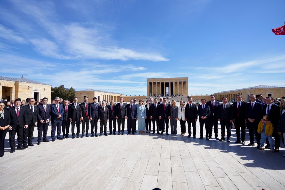 Ekrem İmamoğlu 26 ilçe başkanıyla birlikte Anıtkabir'e ziyaret etti