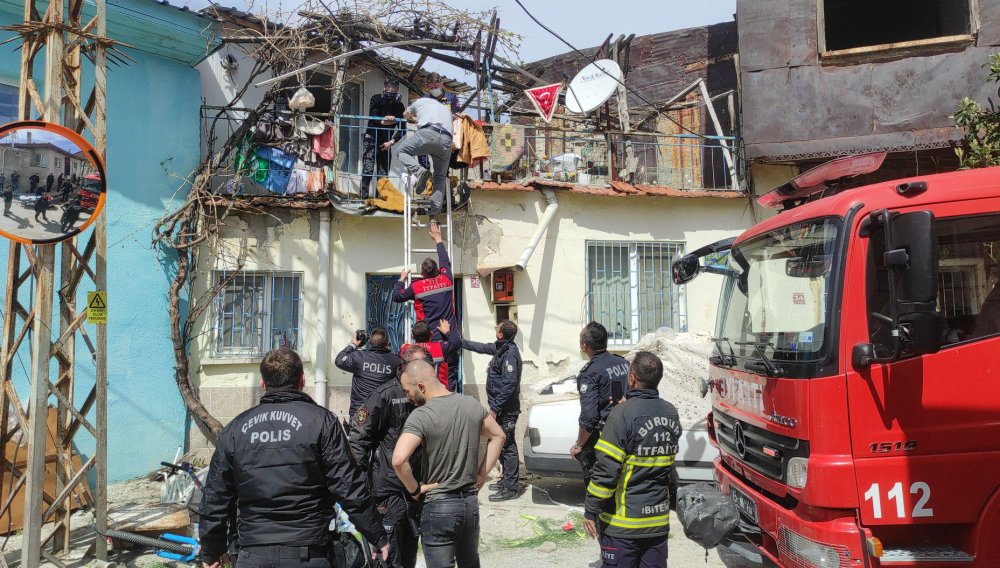 Eşyaları yola atıp polislere kuru sıkıyla ateş açtı: 3 polis yaralandı