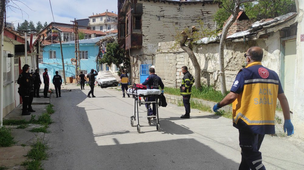 Eşyaları yola atıp polislere kuru sıkıyla ateş açtı: 3 polis yaralandı