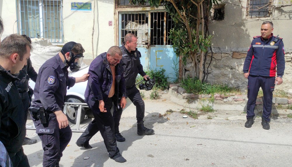 Eşyaları yola atıp polislere kuru sıkıyla ateş açtı: 3 polis yaralandı