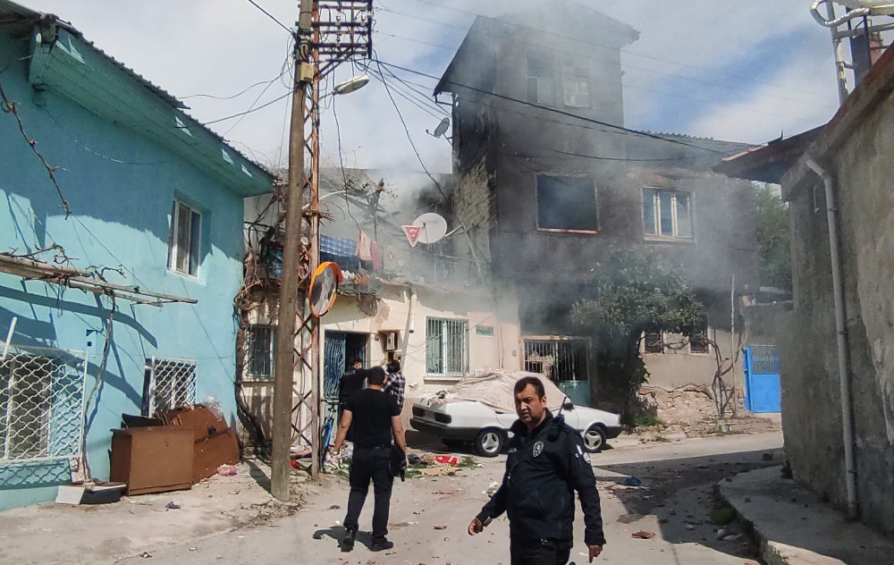 Eşyaları yola atıp polislere kuru sıkıyla ateş açtı: 3 polis yaralandı