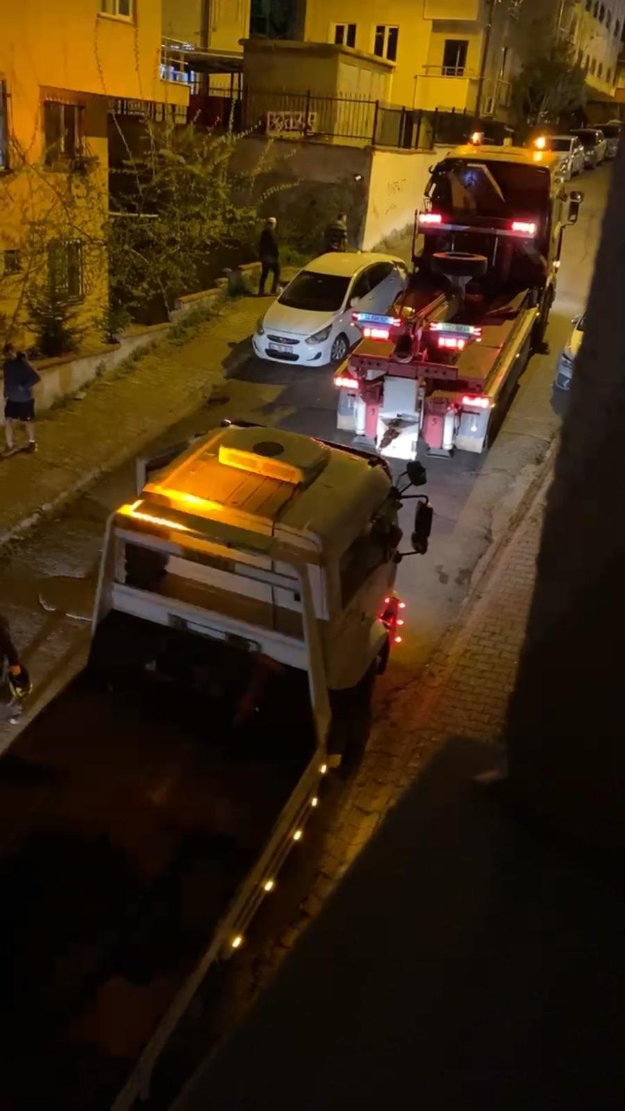 İstanbul'da yokuştan kayan çöp kamyonu araçlara zarar verdi