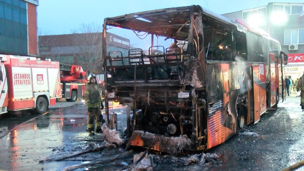 Ümraniye'de faciadan dönüldü! Otobüs terminalinde korkutan yangın