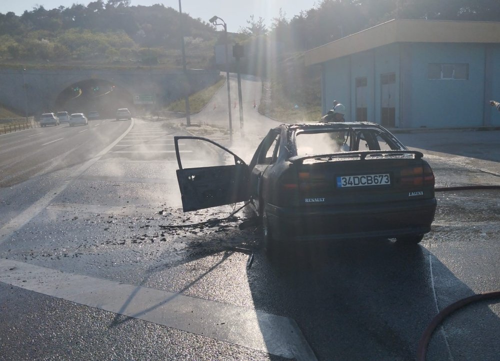 Seyir halindeki otomobil otoyolda alev alev yandı!