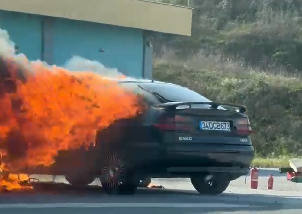 Seyir halindeki otomobil otoyolda alev alev yandı!