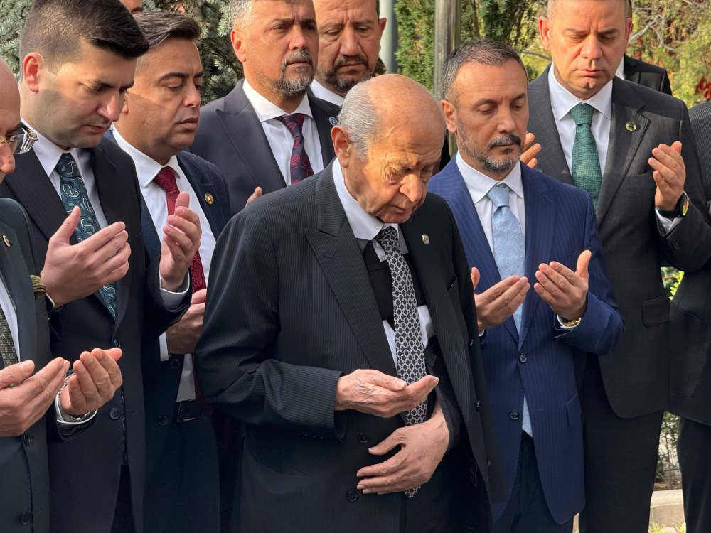 Bahçeli'den bayram namazı çıkışında "Akşener" mesajı