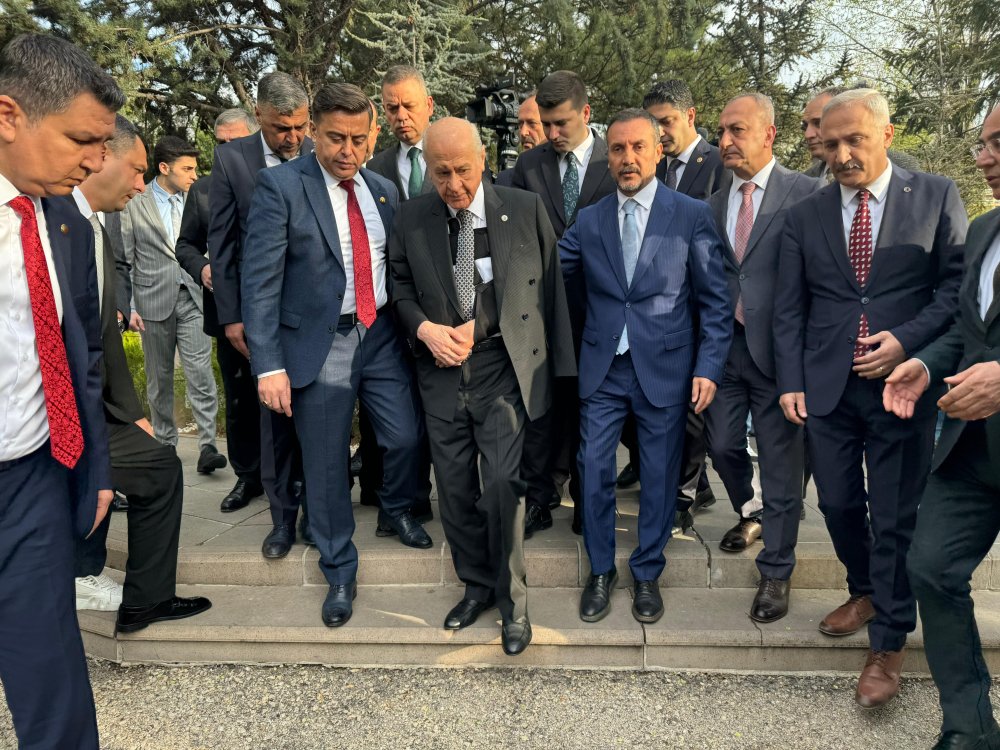 Bahçeli'den bayram namazı çıkışında "Akşener" mesajı