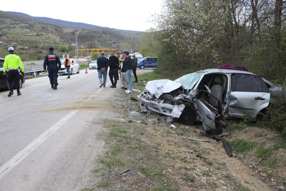 Tokat’ta otomobiller kafa kafaya çarpıştı: 1 ölü, 8 yaralı