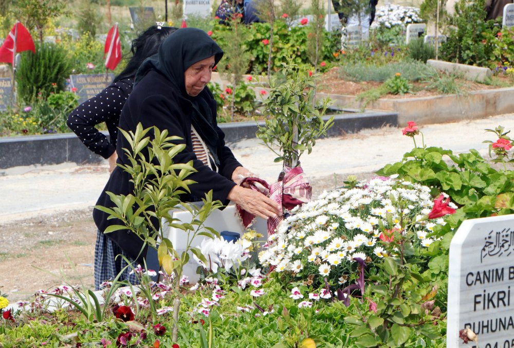 3 çocuğu ve torununun öldüğü enkazdan kurtuldu: Yaşarken ölüyorum