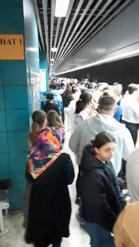 Metrobüs üstgeçidindeki yoğunluk izdihama neden oldu: 'Metropole yakışmayan bir görüntü'