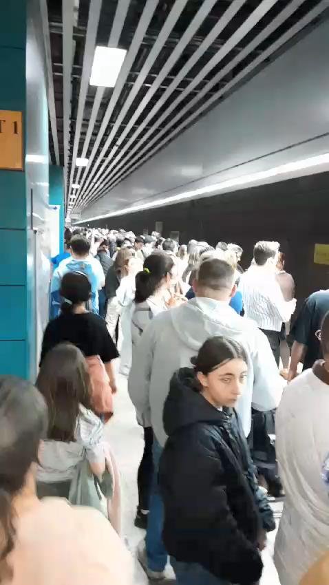 Metrobüs üstgeçidindeki yoğunluk izdihama neden oldu: 'Metropole yakışmayan bir görüntü'