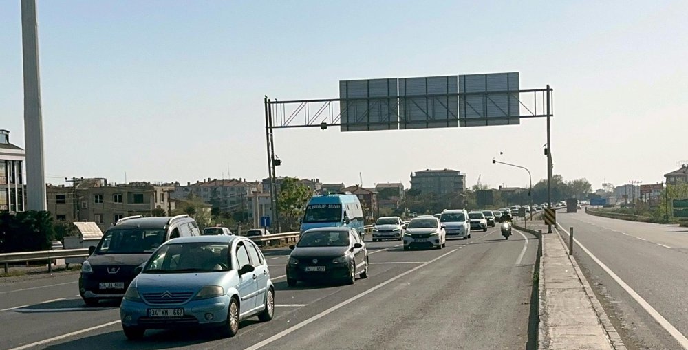 Bayramın son gününde İstanbul'a dönüş trafiği: Uzun araç kuyrukları oluştu