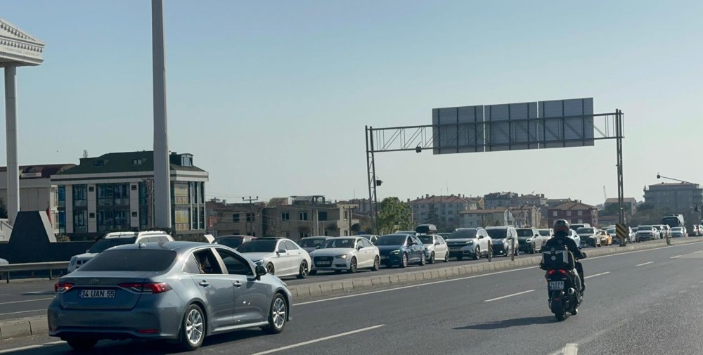 Bayramın son gününde İstanbul'a dönüş trafiği: Uzun araç kuyrukları oluştu