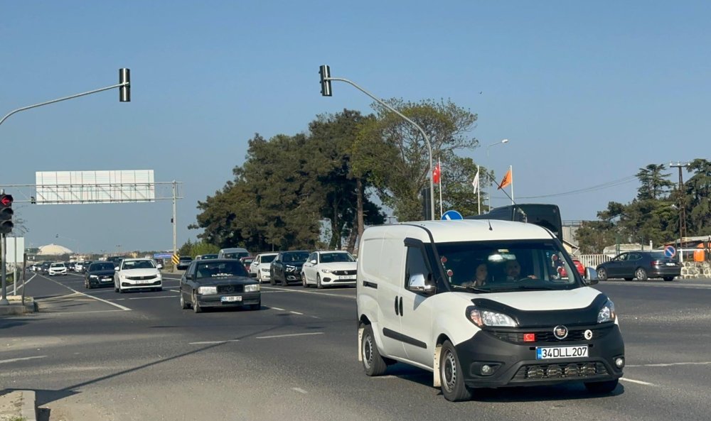 Bayramın son gününde İstanbul'a dönüş trafiği: Uzun araç kuyrukları oluştu