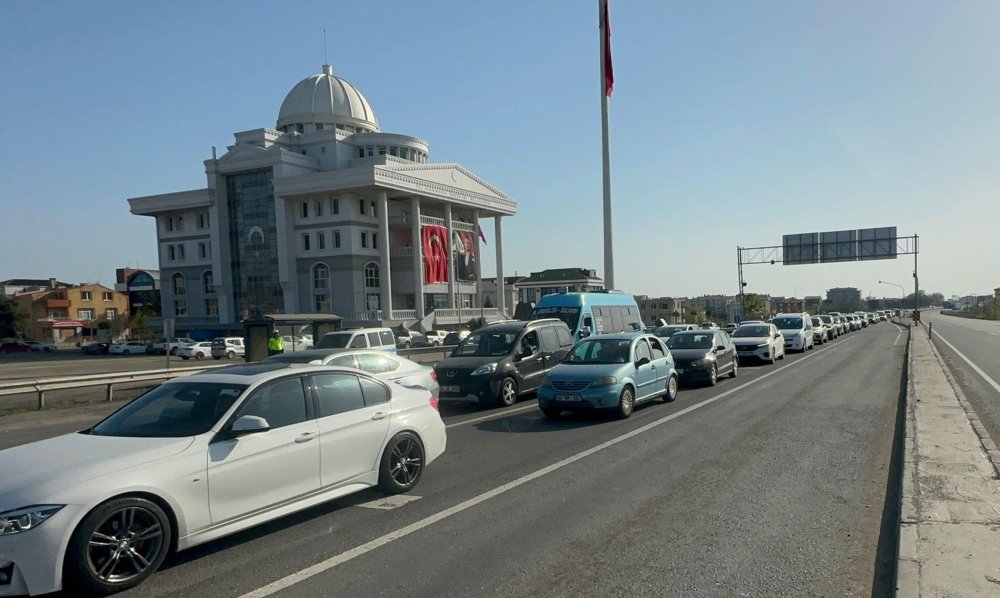 Bayramın son gününde İstanbul'a dönüş trafiği: Uzun araç kuyrukları oluştu