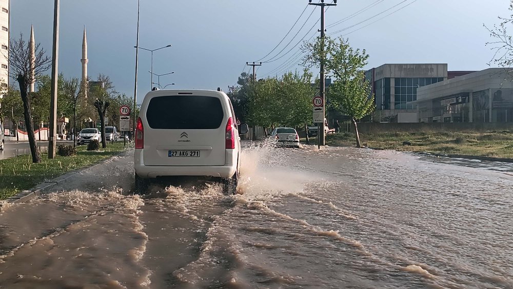 Gaziantep'i sağanak vurdu: Cadde ve sokaklar suyla doldu