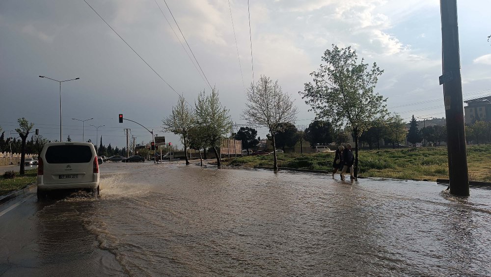 Gaziantep'i sağanak vurdu: Cadde ve sokaklar suyla doldu