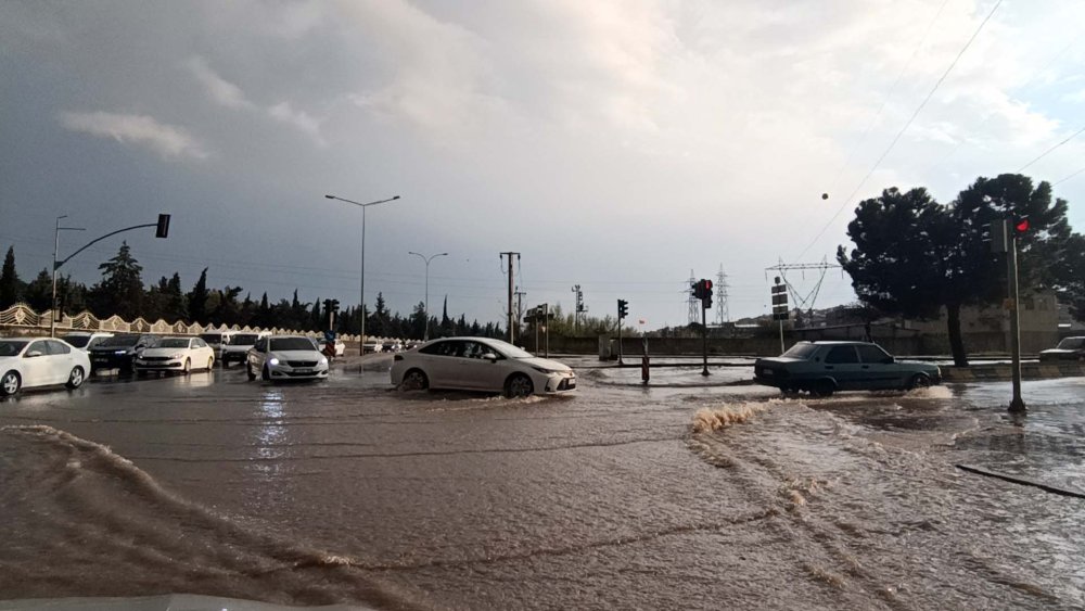 Gaziantep'i sağanak vurdu: Cadde ve sokaklar suyla doldu