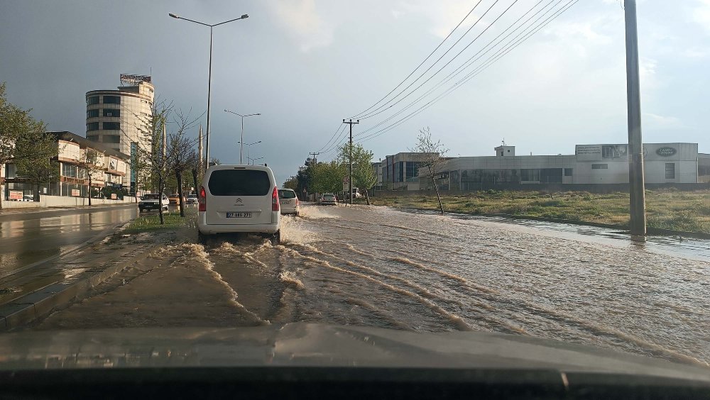 Gaziantep'i sağanak vurdu: Cadde ve sokaklar suyla doldu