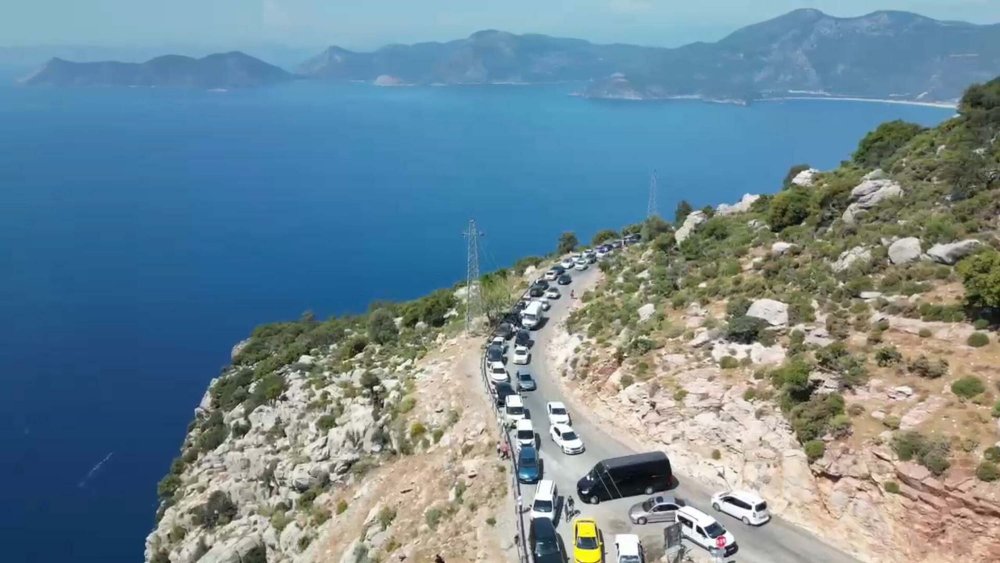 Kelebekler Vadisi tatilcilerin akınına uğradı: Yolda uzun araç kuyrukları oluştu