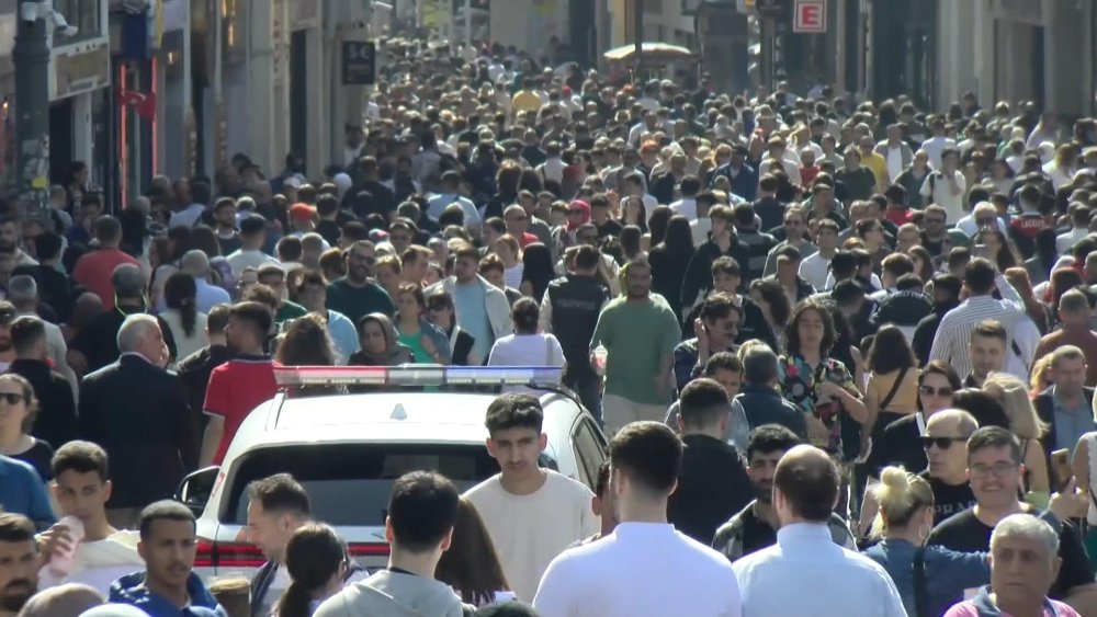 Taksim Meydanı ve İstiklal Caddesi'nde insan seli