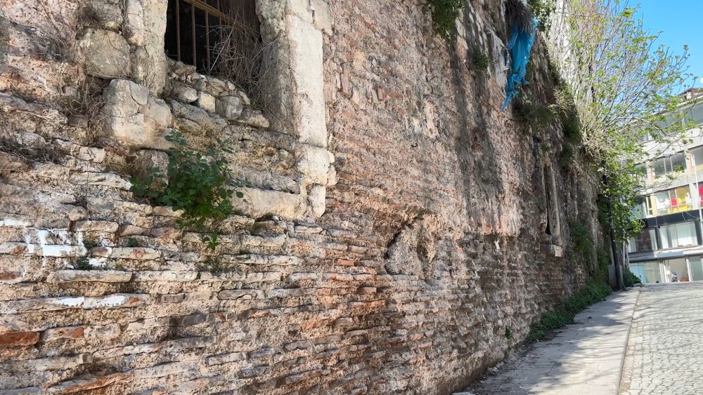 Eminönü'ndeki tarihi sarnıç hurda deposu oldu