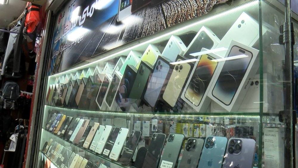 Müşteri gibi geldi, kaşla göz arasında incelediği telefonu çalıp kaçtı