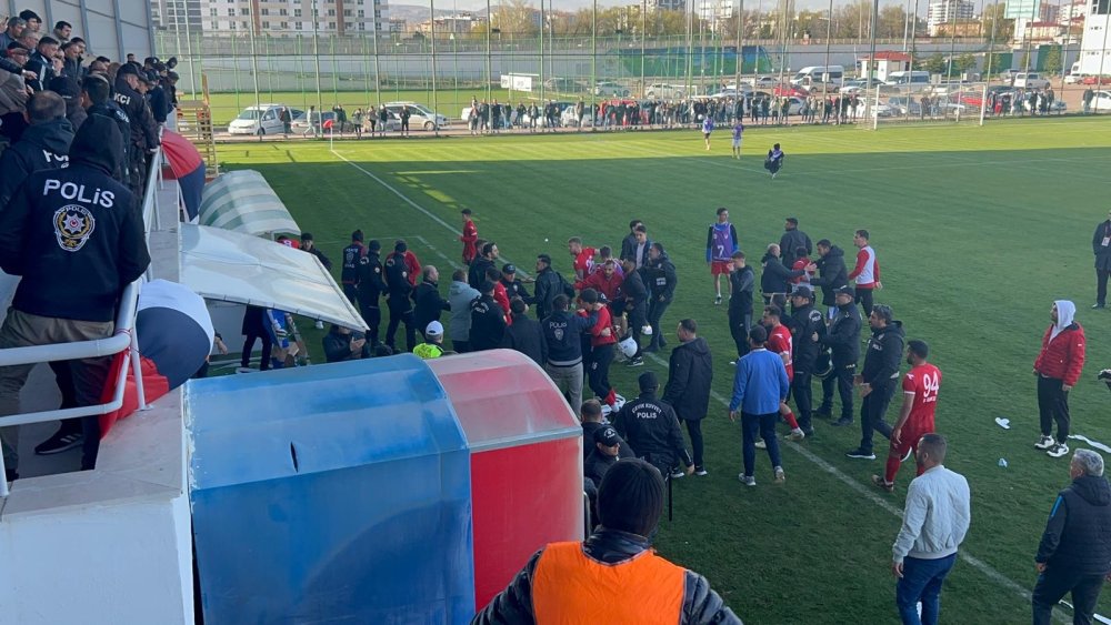 Futbolcuların kavgasını polis ayırdı!