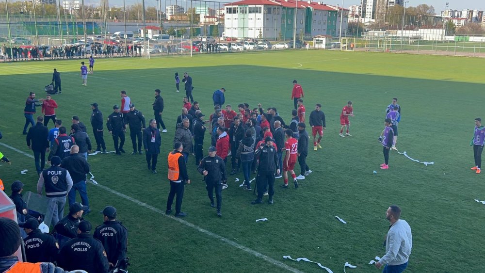 Futbolcuların kavgasını polis ayırdı!