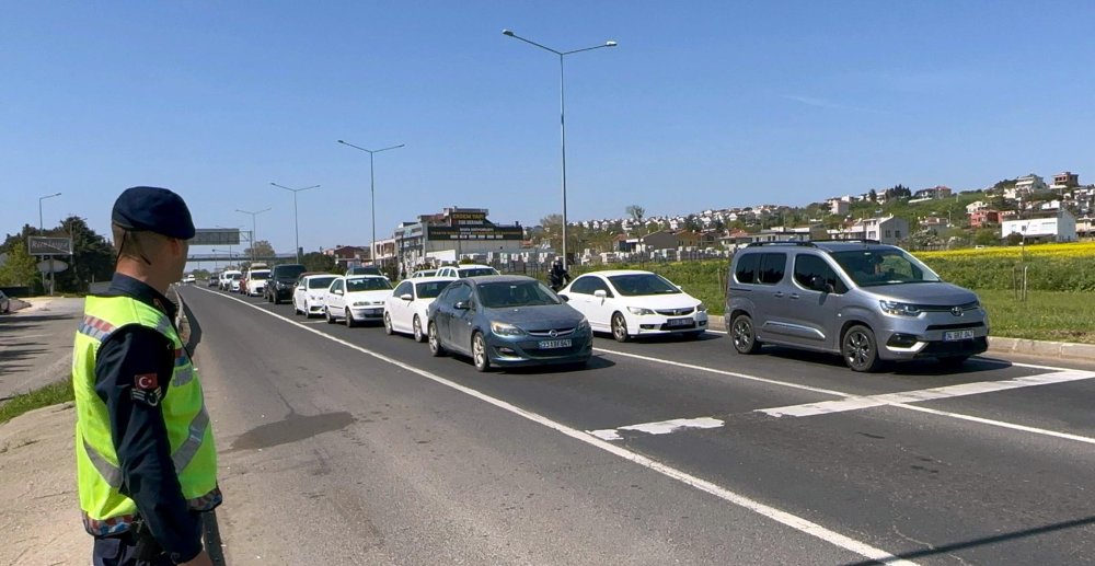 Tatilcilerin İstanbul'a dönüş yolculuğunda yoğunluk yaşanıyor