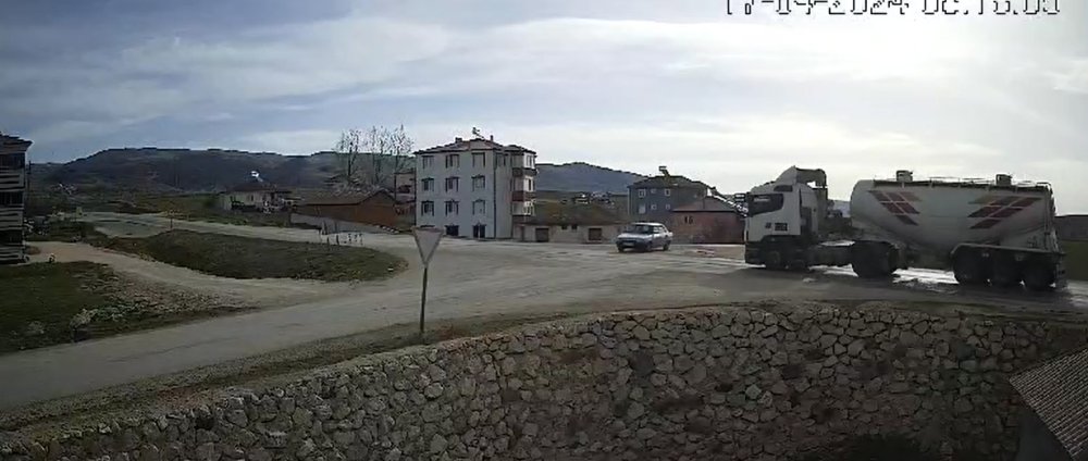 Beton mikseri ile otomobil çarpıştı: 1'i ağır, 4 yaralı