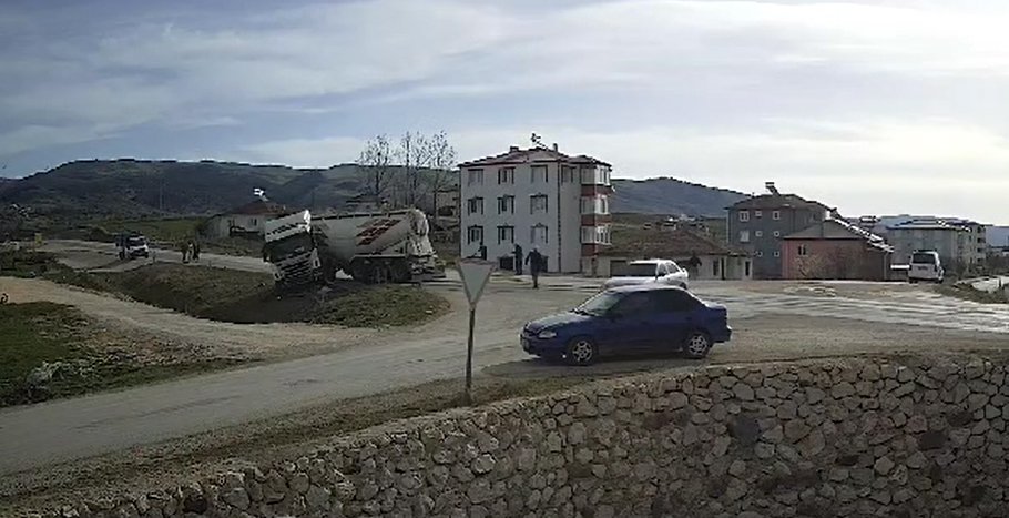 Beton mikseri ile otomobil çarpıştı: 1'i ağır, 4 yaralı