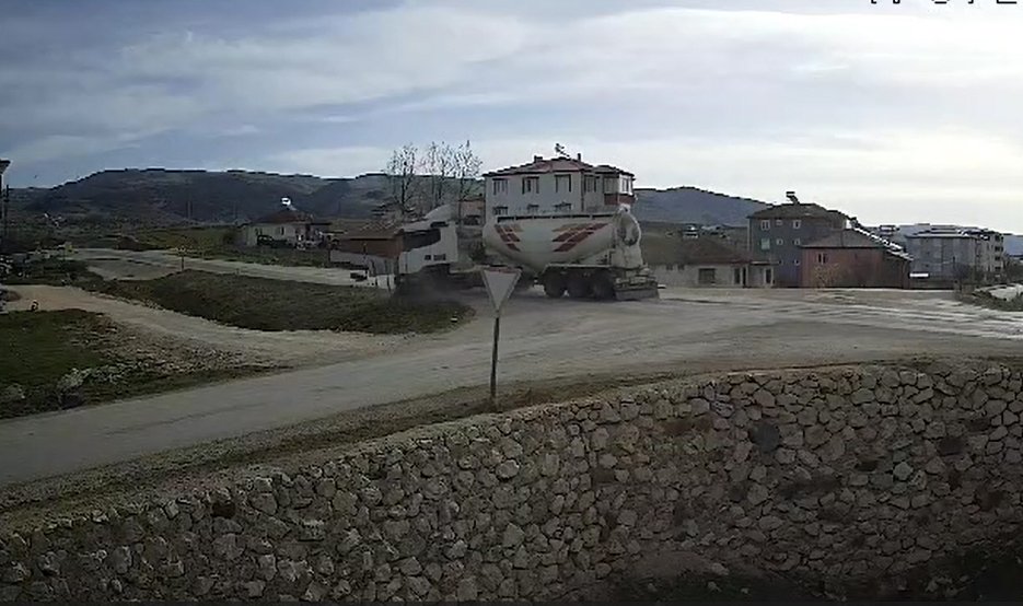 Beton mikseri ile otomobil çarpıştı: 1'i ağır, 4 yaralı