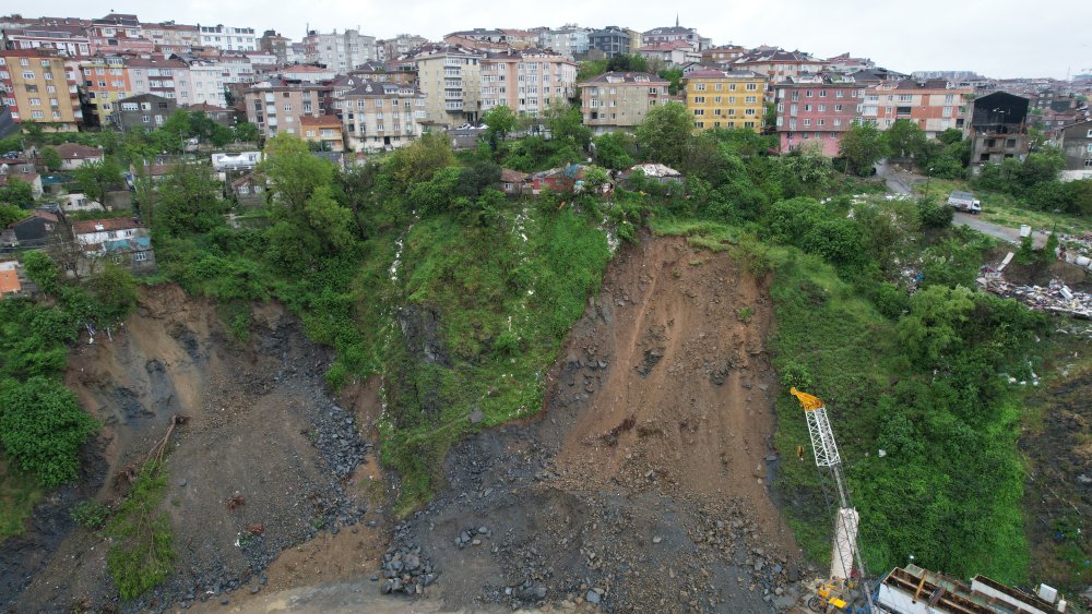 Gaziosmanpaşa'da toprak kaymasının yaşandığı alan havadan görüntülendi