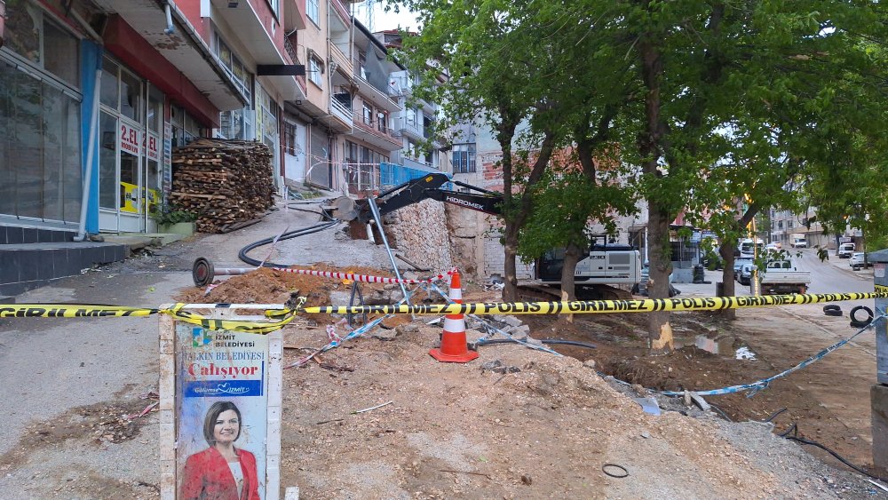 İzmit'te 5 ay önce yarısı çöken istinat duvarının onarılmayan kısmı da çöktü; 5 daire ile 1 dükkan boşaltıldı