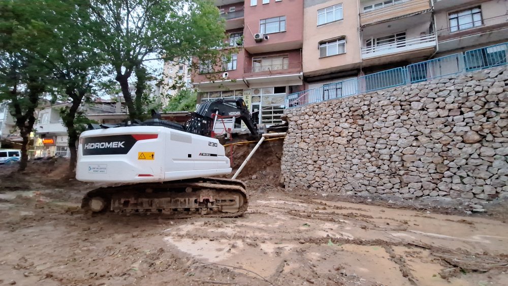 İzmit'te 5 ay önce yarısı çöken istinat duvarının onarılmayan kısmı da çöktü; 5 daire ile 1 dükkan boşaltıldı