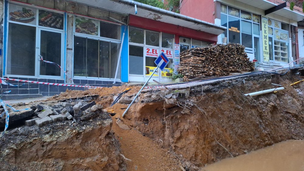 İzmit'te 5 ay önce yarısı çöken istinat duvarının onarılmayan kısmı da çöktü; 5 daire ile 1 dükkan boşaltıldı