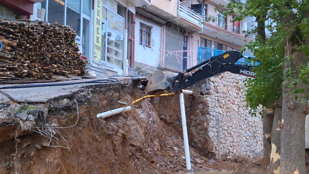 İzmit'te 5 ay önce yarısı çöken istinat duvarının onarılmayan kısmı da çöktü; 5 daire ile 1 dükkan boşaltıldı