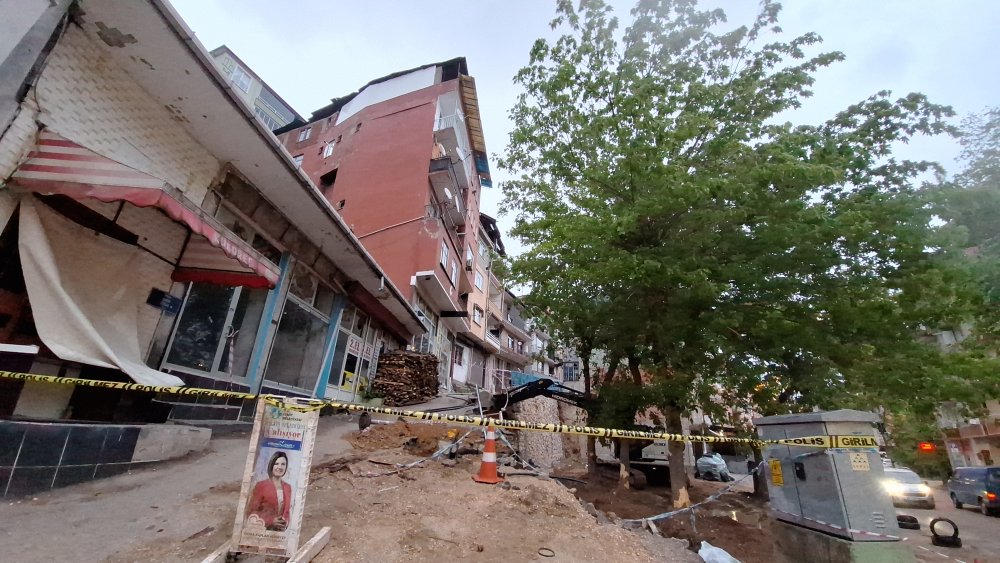 İzmit'te 5 ay önce yarısı çöken istinat duvarının onarılmayan kısmı da çöktü; 5 daire ile 1 dükkan boşaltıldı