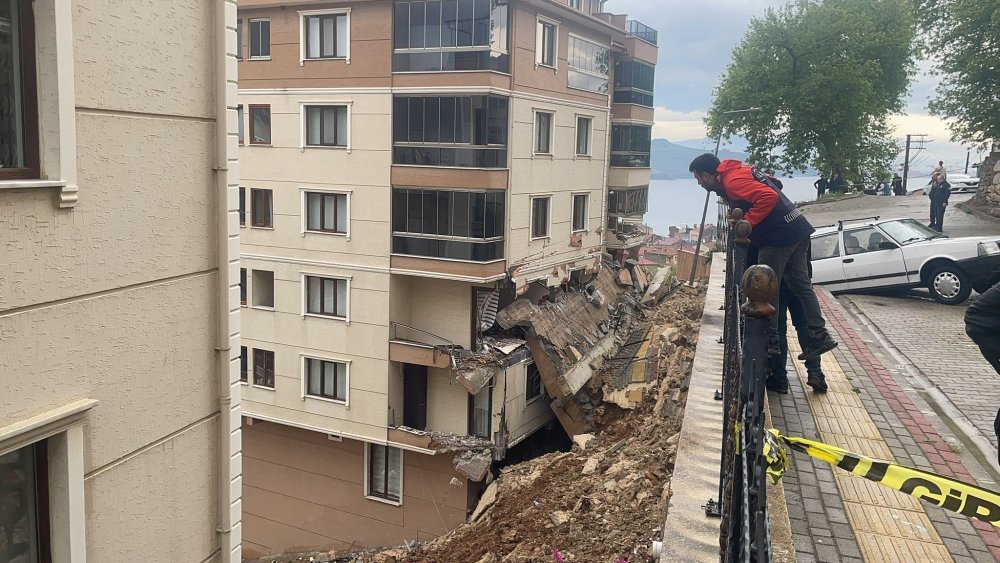 Sağanak sırasında istinat duvarı çöktü: 2 kişi yaralandı