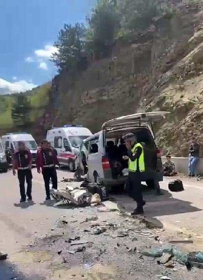 2 minibüs kafa kafaya çarpıştı; 11'i öğrenci 15 yaralı