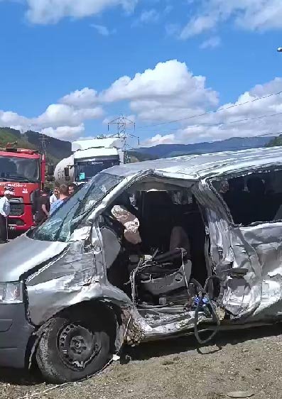 2 minibüs kafa kafaya çarpıştı; 11'i öğrenci 15 yaralı