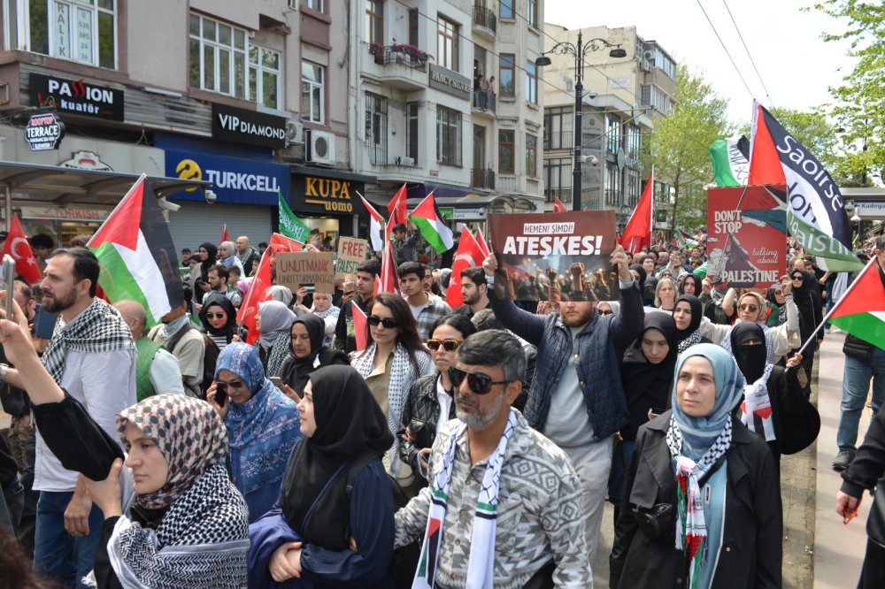 Binlerce kişi Beyazıt'ta bir araya gelerek İsrail'i protesto etti