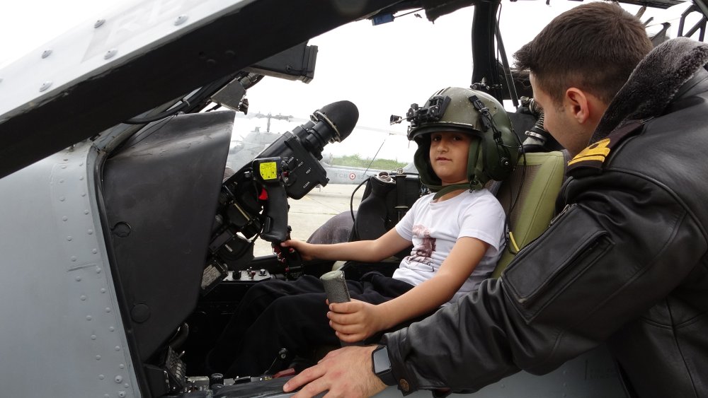 Öğrenciler, askeri helikopter ve uçak gösterilerini izleyip, kokpiti inceledi