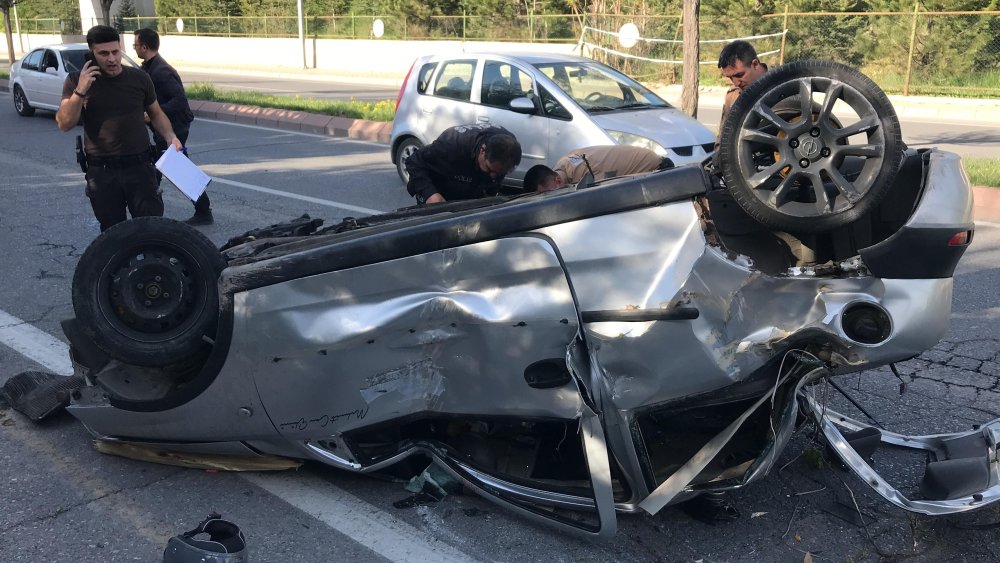 Takla atan otomobil karşı şeride savruldu: 4 kişi yaralandı