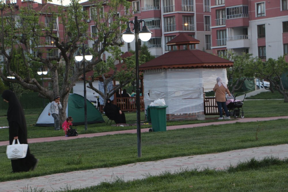 Tokat'taki depremin ardından vatandaşlar parklara çadır kurdu