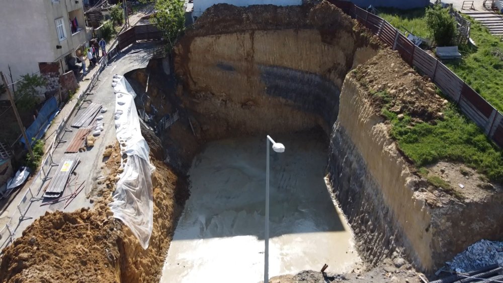 İstanbul'da yol çöktü: Bir bina boşaltıldı, yol trafiğe kapatıldı